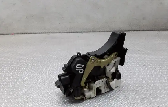 Mitsubishi Grandis Front door lock