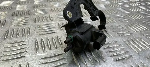 BMW 3 F30 F35 F31 Vacuum valve 70478502