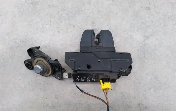 Opel Vectra C Tailgate lock latch 495072894