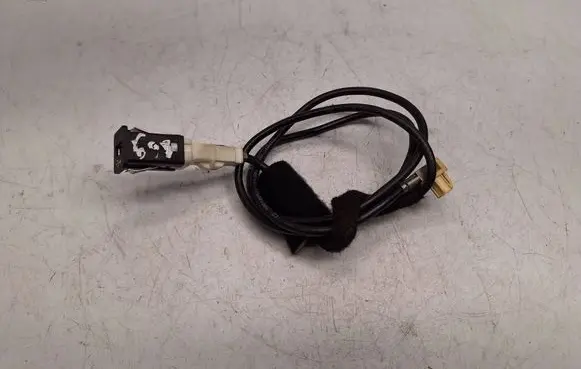 BMW 1 E82 E88 USB socket connector 9237656 84109237656 61319167196