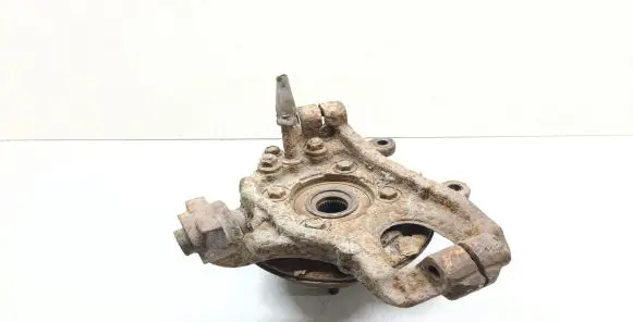 Nissan Pathfinder R51 Rear wheel hub spindle/knuckle 