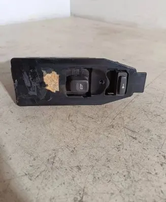 Volvo V70 Electric window control switch 8682950