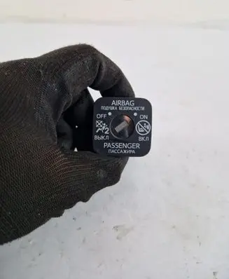 Isuzu D-Max Passenger airbag on/off switch 215US0N