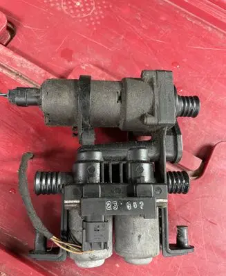 BMW 5 E39 Coolant heater control valve 8372004 1147412119