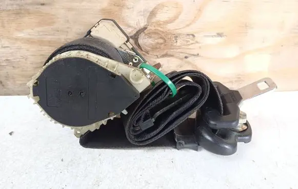 Ford Mondeo Mk III Front seatbelt 33040326