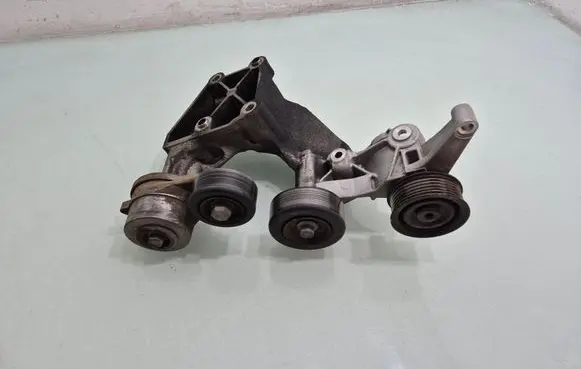 Hyundai Tucson TL Generator/alternator bracket 