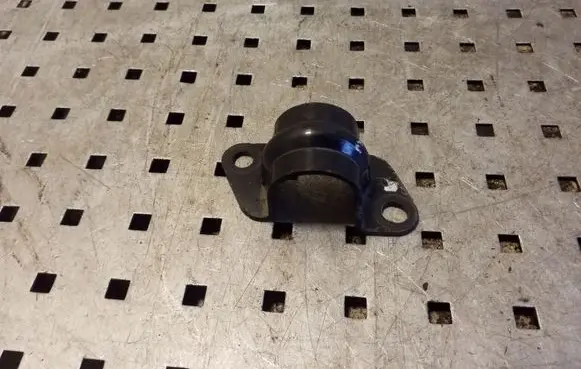 Nissan X-Trail T30 Sway bar bush bracket, front 