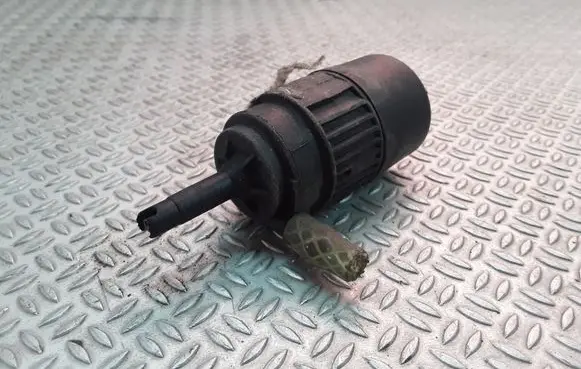 Mercedes-Benz Vito Viano W638 Windscreen/windshield washer pump