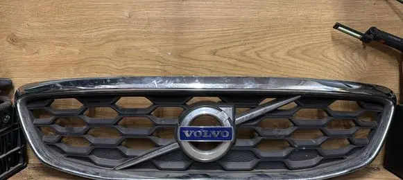 Volvo V40 Cross country Front grill 31290911 31293910