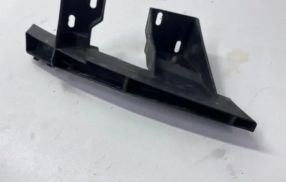 Audi Q7 4L Front bumper mounting bracket 4L0807333A