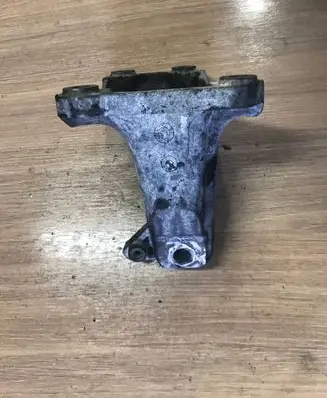 BMW 5 F10 F11 Engine mounting bracket 6788612