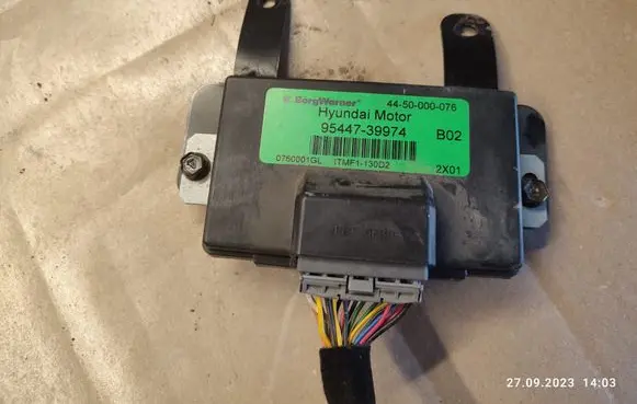 Hyundai Santa Fe Air suspension control unit module (rear) 9544739974