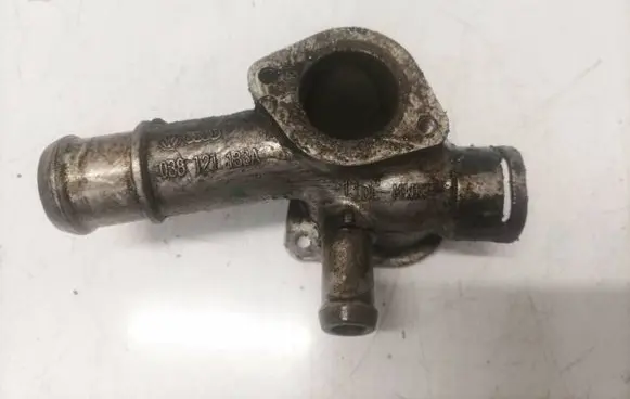 Volkswagen PASSAT B5.5 Engine coolant pipe/hose 038121133A