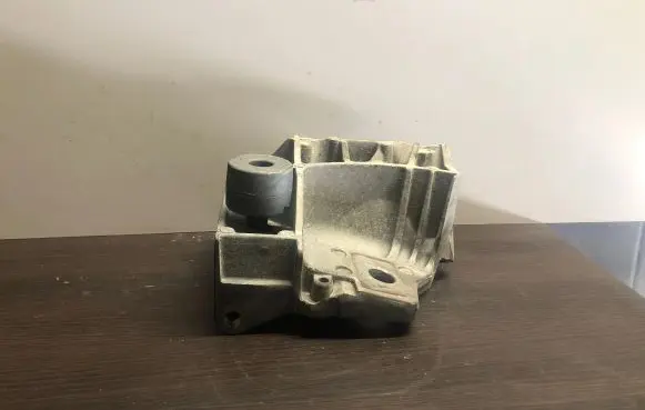 Volvo XC70 Engine mounting bracket 30681951 1961890C 080197609