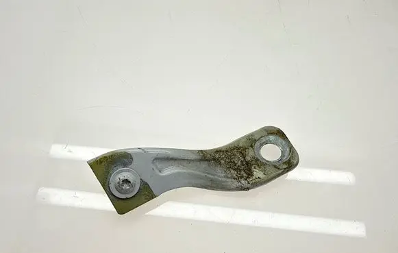 Front bumper mounting bracket