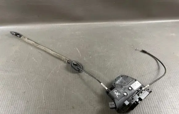 Renault Captur Rear door lock 825012422R