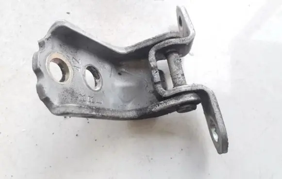 Nissan Pathfinder R51 Rear door lower hinge