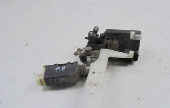 Opel Sintra Front door lock 16624432