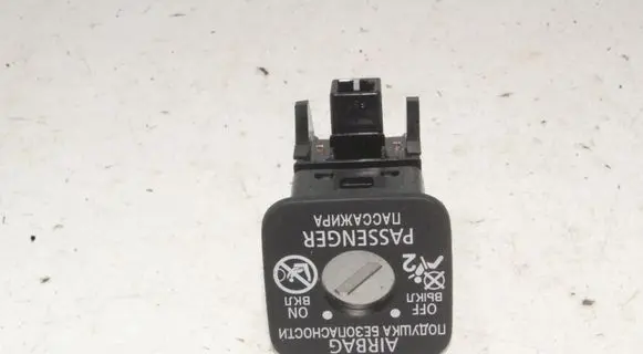 Mitsubishi Outlander Passenger airbag on/off switch 
