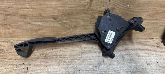 Volvo V70 Accelerator throttle pedal 30636004