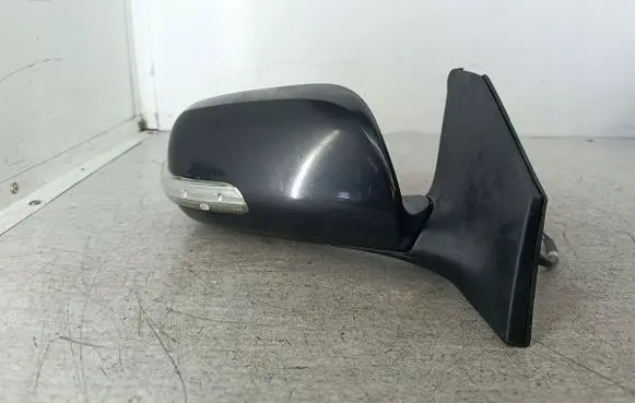 Toyota Avensis T250 Front door electric wing mirror 