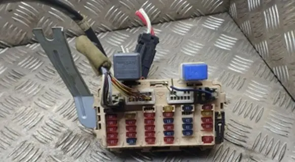 Nissan X-Trail T30 Fuse module A0135