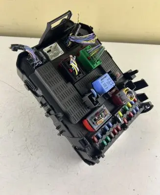 Peugeot 807 Fuse module 13234939 Z44204547 BSI3105