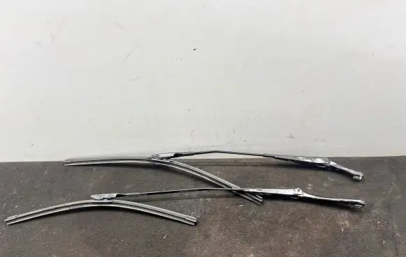 Audi A4 S4 B8 8K Front wiper blade arm 8K2955407 8K2955408