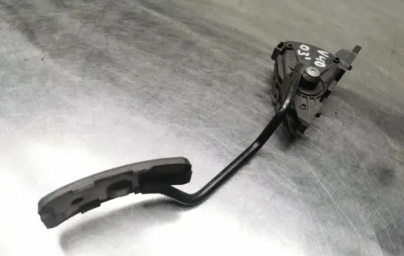 Accelerator throttle pedal