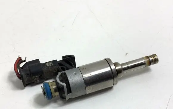 Volkswagen Golf VII Fuel injector 04E133036A