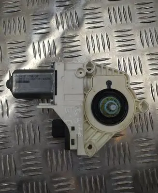 Mercedes-Benz C W203 Front door window regulator motor A2037202946