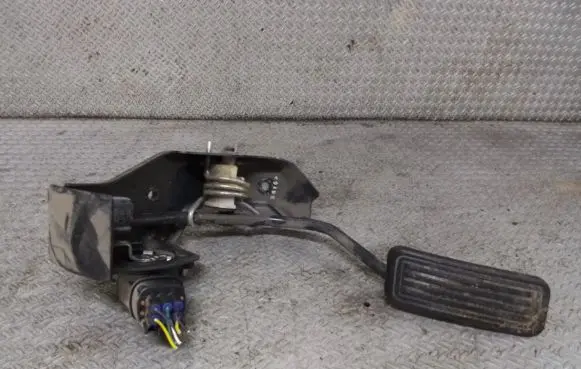 Toyota Avensis T250 Accelerator throttle pedal