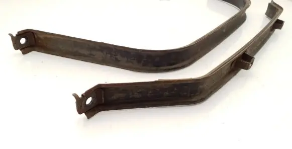Fuel tank mounting bracket
