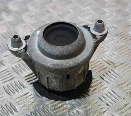 Mercedes-Benz C W204 Engine mount bracket A2042400117