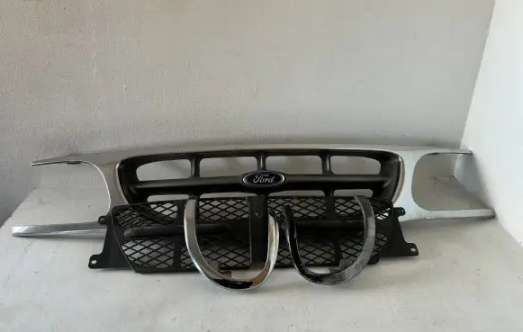 Ford Explorer Front bumper upper radiator grill
