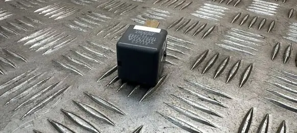 Toyota RAV 4 (XA40) Other relay 9098702025