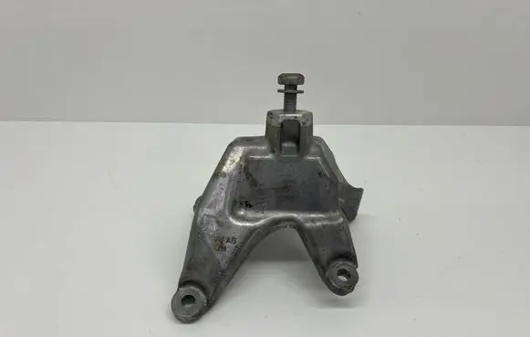 Engine mounting bracket