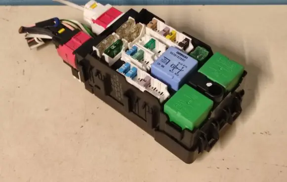 Peugeot 508 Fuse module 9665492680