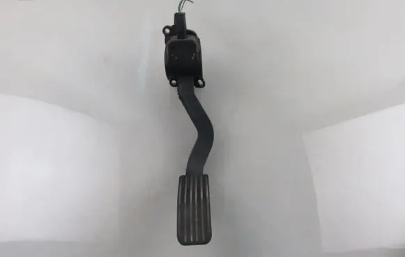 Accelerator throttle pedal