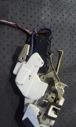 Suzuki Liana Front door lock SAE073