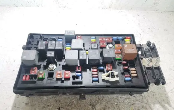 Opel Insignia A Fuse module 13222782 13255300