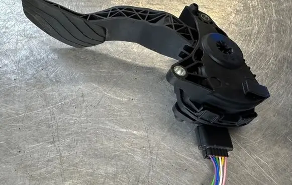Nissan Qashqai Accelerator throttle pedal 180024BG0B