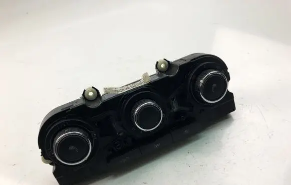 Skoda Octavia Mk1 (1U) Climate control unit 3T0820047P