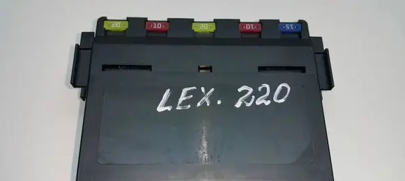 Lexus IS 220D-250-350 Fuse module 8921153020