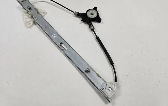 Mazda CX-7 Front window lifting mechanism without motor