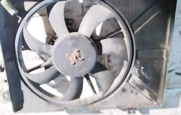 Radiator cooling fan shroud