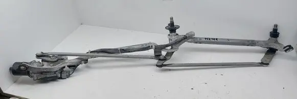 Honda CR-V Front wiper linkage and motor 3525C013