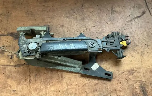 BMW 5 E34 Front door exterior handle 1383590