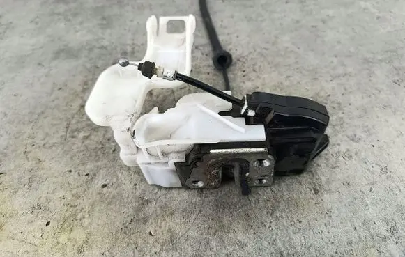 KIA Ceed Front door lock VALEO