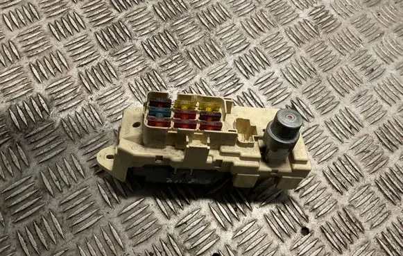 Toyota Hilux (N80, N90, N100, N110) Fuse module